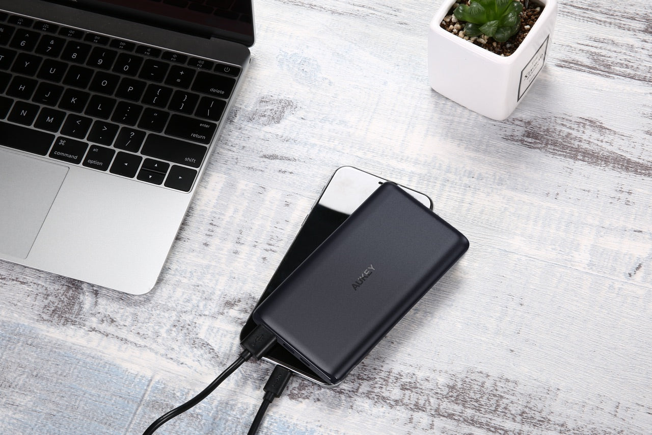 AUKEY PB-XN5 5000mah Power Bank with USB C Fast Charging demo 1